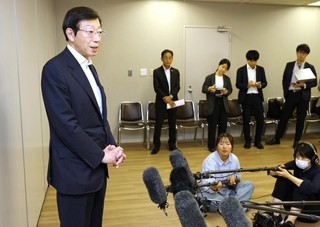 神戸市長選への立候補について取材に答える久元喜造氏＝神戸市役所（撮影・小林良多）