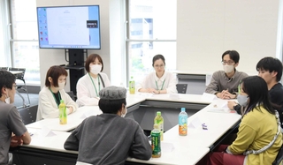 ＮＰＯ法人「ふうせんの会」が開く「つどい」で自身の経験を話す参加者ら＝大阪市北区