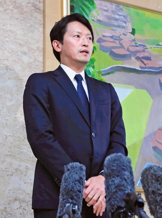 刑事告発されたことを受けて、報道陣の取材に応じる斎藤元彦知事＝１１日午前、兵庫県庁