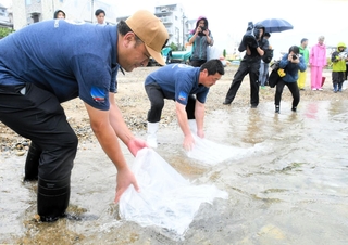 水槽で太らせたイカナゴを放流する市漁業協同組合の漁師ら＝垂水区塩屋町１