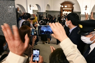 兵庫県公館での本会議終了後、多くの人が斎藤元彦知事にスマートフォンを向けた。混乱を防ぐため、６月から傍聴者以外は公館への立ち入りが禁止された＝３月、神戸市中央区（撮影・風斗雅博）