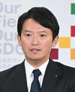 定例会見で質問に応じる兵庫県の斎藤元彦知事＝１１日午後、神戸市中央区、兵庫県庁（撮影・大田将之）