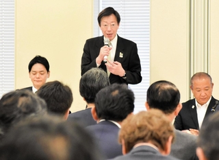 14年ぶりに開かれた「指定都市を応援する国会議員の会」の全体会合で、人口減少や東京一極集中の状況を話す神戸市の久元喜造市長＝５月16日、東京都内