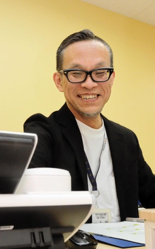 全国初となる専門の相談・支援窓口を創設するチームのリーダーを務めた上田智也さん＝神戸市中央区、市立総合福祉センター