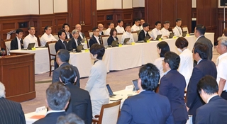 知事給与をカットする条例改正案の継続審議を賛成多数で決めた兵庫県議会本会議＝１２日午前、神戸市中央区、県公館（撮影・小林良多）