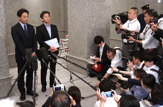 問責決議案が可決されたことを受けて取材に応じる（左から）増山県議と岸口県議＝１２日午後、兵庫県公館