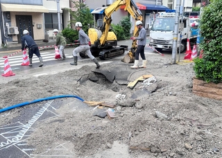 陥没した道路＝１０日午後４時１６分、神戸市中央区下山手通７