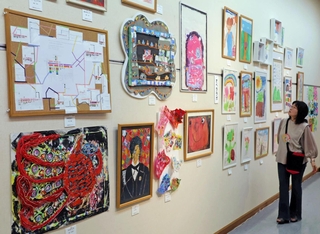 毛糸や木、紙などさまざまな素材を自由な発想で組み合わせた作品が並ぶ会場＝神戸市灘区原田通３