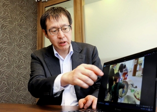 ヤングケアラー支援に向けた取り組みを説明する「チャーム・ケア・コーポレーション」の河端久徳さん＝西宮市