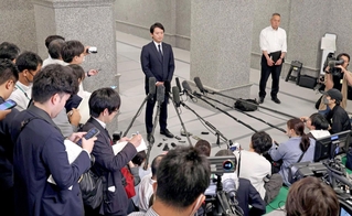 給与カットの条例改正案の継続審議が決まり、報道陣の取材に答える兵庫県の斎藤元彦知事＝１２日午後、神戸市中央区、兵庫県公館（撮影・小林良多）