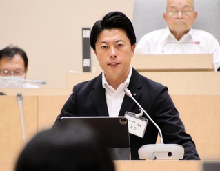 閉会のあいさつで給与半減などの議案について話す戸田敦大市長＝淡路市役所