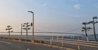コース中間地点付近から望む明石海峡大橋（動画からの切り出し画像）