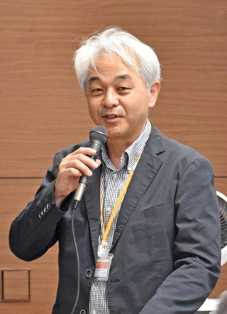 兵庫県内の神社や寺で見られる彫刻の魅力を語る甲斐昭光さん＝東京・丸の内の甲南大ネットワークキャンパス東京