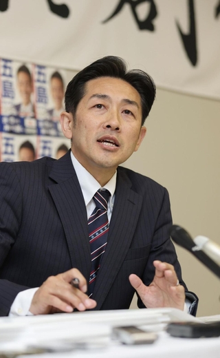 神戸市長選への立候補を表明した五島大亮氏＝１３日午後、神戸市中央区加納町６（撮影・小林良多）