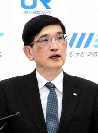 元役員によるパワハラ事案などについて説明するＪＲ西日本の長谷川一明社長＝１３日午後、大阪市北区