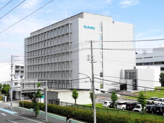 クボタ旧神崎工場の跡地に立つ同社阪神事務所。周囲には石綿被害が広がっている＝尼崎市浜