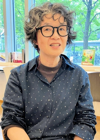 「ハンドブックには自分らしく生きるための情報が詰まっている」と話す松波めぐみさん＝大阪市住吉区杉本３、大阪公立大学