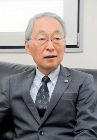 斎藤元彦知事の対応などについて受け止めを話す第三者調査委員会の工藤涼二委員長＝神戸市中央区多聞通４