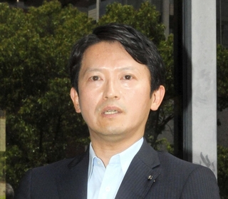 兵庫県職員による情報漏えい問題について、取材に応じる斎藤元彦知事＝県庁