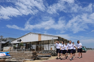 気温がぐんぐん上昇する中、建設が進む海の家＝１６日午後、神戸市須磨区須磨浦通５（撮影・笠原次郎）