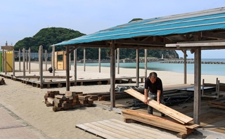 気温がぐんぐん上昇する中、建設が進む竹野浜の「浜茶屋」＝１６日午後、豊岡市竹野町竹野（撮影・阿部江利）
