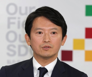記者の質問に答える斎藤元彦県知事＝１７日午後、神戸市中央区、兵庫県庁（撮影・笠原次郎）