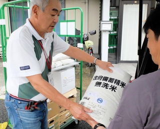 フードバンク関西から子ども食堂やフードパントリーに引き渡される無償交付の備蓄米＝神戸市東灘区深江本町１