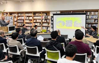 空き店舗などを活用した取り組みについて考える参加者たち＝神戸市中央区元町通４