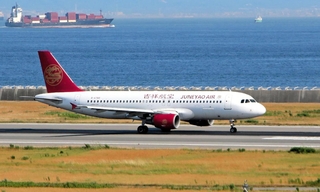 中国・南京に出発するため滑走路を走行する上海吉祥航空の旅客機＝１９日午後、神戸空港