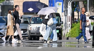 今年初の熱中症警戒アラートが発令され、神戸市街地では道路に「逃げ水」が見られた＝１９日午後、神戸市中央区（撮影・大田将之）
