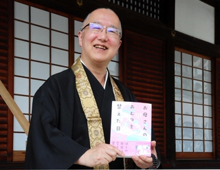 僧侶としてヤングケアラーに手を差し伸べたいと願う光教寺住職の神舘広昭さん＝大阪府東大阪市荒本２、清涼山光教寺