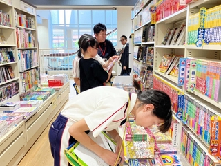 児童書の書棚を行き来し、本を選ぶ児童ら＝神戸市須磨区中落合２、喜久屋書店須磨パティオ店
