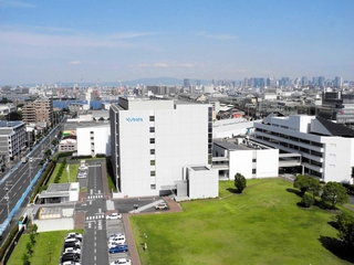 クボタ旧神崎工場の跡地に立つ同社阪神事務所。周囲には深刻な石綿被害が広がっている＝尼崎市浜