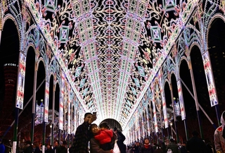 神戸ルミナリエ。光の粒の隙間から神戸ポートタワーがのぞく＝２０２５年１月２４日、神戸市中央区波止場町（資料写真）