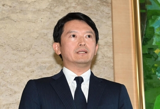 県知事選を巡り県警が書類送付をしたことについて記者の質問に答える斎藤元彦知事＝２０日午後、神戸市中央区、兵庫県庁（撮影・斎藤雅志）