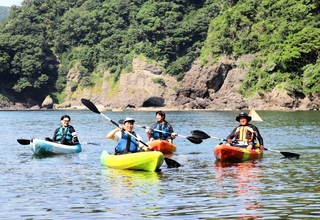 日本一となった暑さをしのごうとカヌーを楽しむ人たち＝豊岡市竹野町切浜、大浦湾