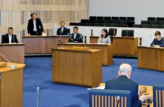 全員協議会で自主解散について意見を交わす加東市議ら＝５月２６日、加東市社