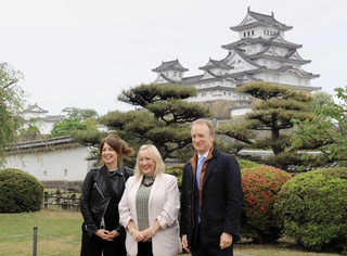 姫路城を訪れた英国ウェールズ政府のレベッカ・エヴァンズ経済・エネルギー・計画担当大臣（中央）＝４月２８日、姫路市本町