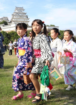 姫路城の周辺を浴衣姿で歩く子どもたち＝２１日午後、姫路市本町（撮影・辰巳直之）
