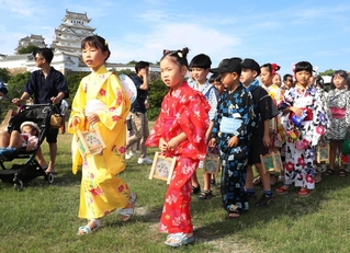 衣姿で歩く子どもたち＝２１日午後、姫路市本町（撮影・辰巳直之）