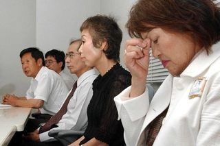 クボタ旧神崎工場周辺に暮らし、中皮腫を発症した被害者の（右から）前田恵子さん、土井雅子さん、早川義一さん＝２００５年６月、尼崎市
