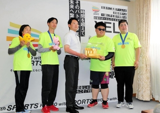 斎藤元彦知事を表敬訪問した「明石モルック倶楽部」のメンバーたち＝兵庫県庁