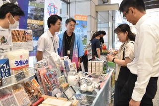 姫路市の魅力を伝える商品が並ぶ会場。市のキャラクター「しろまるひめ」のグッズも＝東京都千代田区