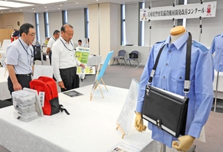 多彩なアイデアの警察用資機材が並んだコンクール＝県警本部