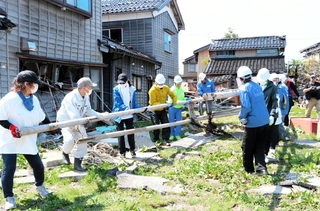 能登半島地震の被災地で、片付け作業を行う災害ボランティア。事前登録制度で自治体との連携が強まるか注目される＝２０２４年４月、石川県珠洲市