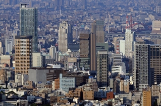 神戸市内に増えたタワーマンション。投資対象になっており、空室への課税も検討され始めた＝神戸市長田区、高取山から望む（撮影・笠原次郎）
