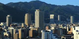神戸市内に増えたタワーマンション。投資対象になっており、空室への課税も検討され始めた＝神戸市中央区東川崎町から望む（撮影・笠原次郎）