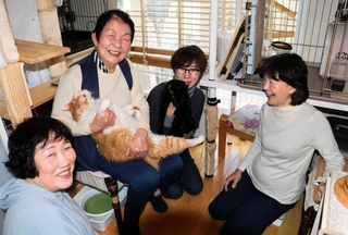 阪神・淡路大震災をきっかけに保護猫活動を始めた橋本まさ子さん（左から２人目）。志を同じくする会員らも一緒だ＝神戸市須磨区