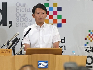 記者の質問に答える斎藤元彦県知事＝２５日午後、神戸市中央区、兵庫県庁（撮影・笠原次郎）