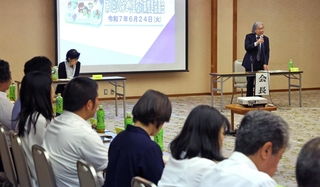 不登校対策について課題を話し合う参加者ら＝神戸市中央区多聞通３